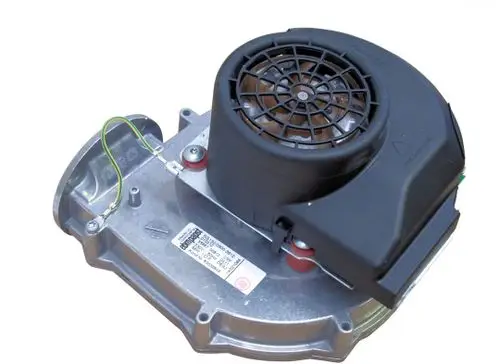 BOSCH Verbrennungsluftgebläse mit einem robusten Gehäuse und einem runden Lüfterantrieb. Kabelanschlüsse und Montagemöglichkeiten sind sichtbar.